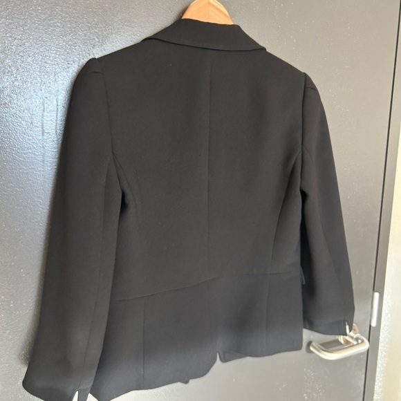 Tahari size 6 fitted blazer in great used condition classic one button sleek - Picture 12 of 12